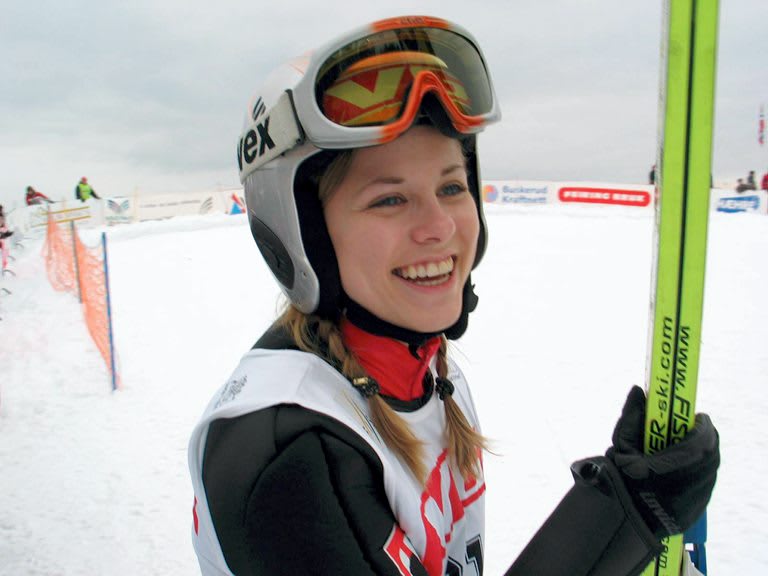 Kvinne med hjelm og skihoppeutstyr