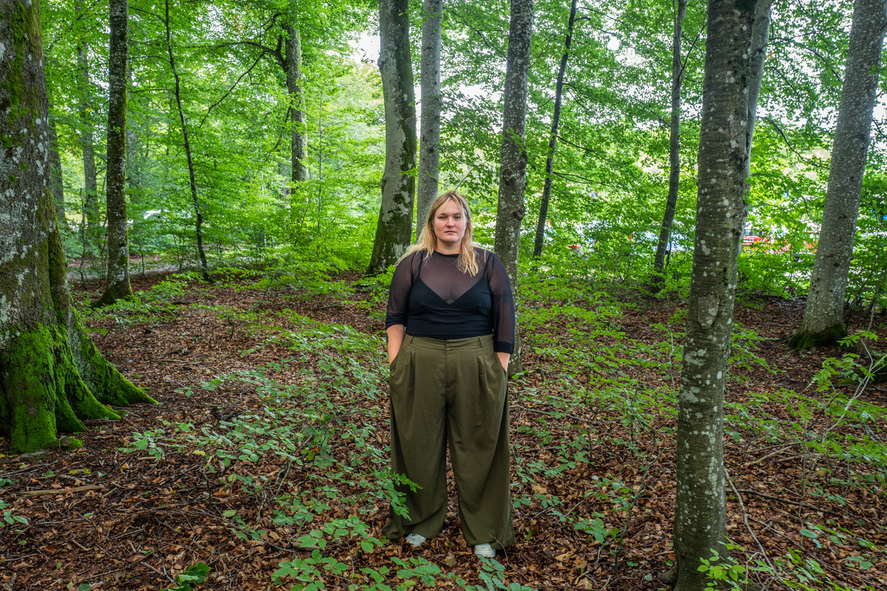 RO I SJELEN: Line er i dag mer bevisst på å bruke tid med likesinnede. I en hektisk hverdag som sanger og skuespiller, er hun opptatt av utføre aktiviteter som gir henne ro. Foto: Terje Bringedal