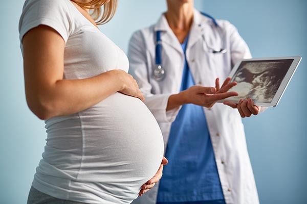 Illustrasjon: Gravid kvinne hos legen